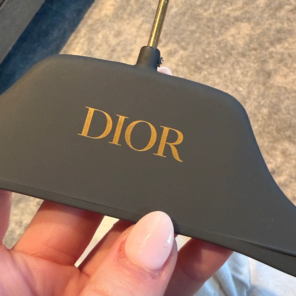 Dior Hangars - Picture 5 of 6